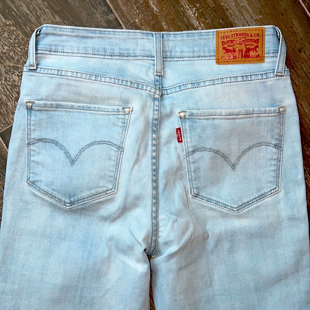 Levi’s light wash 721 High Rise Skinny Jeans 28x32 👖